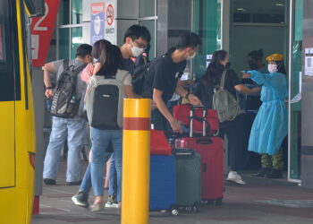 Pengembara warga Malaysia dari Singapura yang kebanyakannya pekerja Malaysia tiba melalui Inisiatif Perjalanan Lengkap Vaksin (VTL) darat yang menghubungkan Malaysia dan Singapura melalui Johor Bahru selepas disambung semula. UTUSAN/RAJA JAAFAR ALI