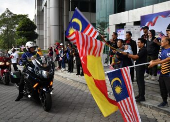 ROZIAH Mohd. Janor mengibarkan Jalur Gemilang sebagai simbolik kepada pelepasan Konvoi Kembara Merdeka Keluarga Malaysia 2022 di pekarangan Canseleri Tuanku Syed Sirajuddin di UiTM Shah Alam, Selangor, semalam.