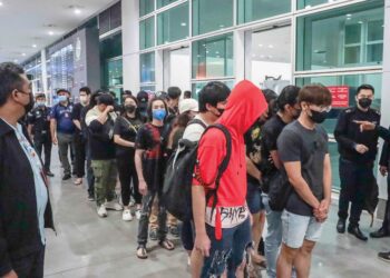 Seramai 24 rakyat Malaysia yang menjadi mangsa penipuan tawaran kerja di Kemboja tiba di Lapangan Terbang Antarabangsa Kuala Lumpur 2 (KLIA 2) di Sepang, kelmarin. – UTUSAN/FAISOL MUSTAFA