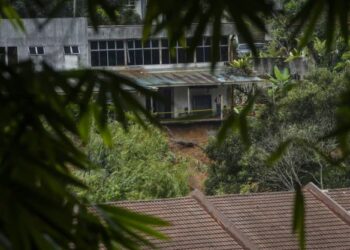 BEBERAPA kediaman penduduk yang terlibat dalam kejadian tanah runtuh di Jalan Kemensah Height ketika tinjauan di sini, hari ini. UTUSAN/FARIZ RUSADIO