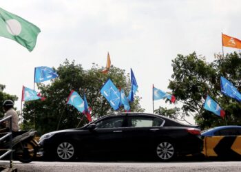 Bendera parti memenuhi Bandar Melaka menjelang penamaan calon pada 8 November ini. - UTUSAN/MUHAMMAD RASUL