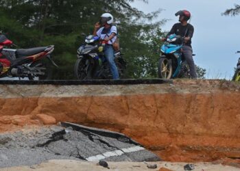 KEADAAN jalan yang runtuh akibat kejadian hakisan di Pantai Telaga Papan, Setiu, Terengganu. - UTUSAN/PUQTRA HAIRRY ROSLI