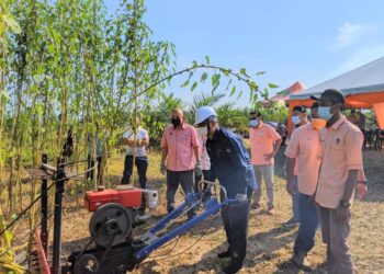 RAZMAN Zakaria menuai kenaf menggunakan mesin pemotong di Ladang Gugusan Lambor , Parit, Perak hari ini. - UTUSAN/MOHAMAD HAFIZI MOHD. SAID