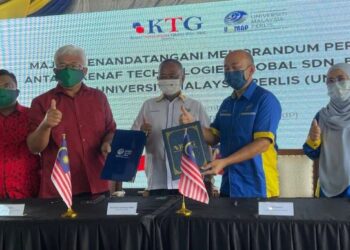 JAZMAN Shahar B. Abdollah (dari kiri) bersama Azman Ahmad, Nurulhisham Yaakob dan Zaliman Sauli semasa majlis menandatangani MoA antara KTG dan Unimap di Industrial Kenaf Integrated Park, Batu Bertangkup, Kangar, Perlis, hari ini. - FOTO/NAZLINA NADZARI