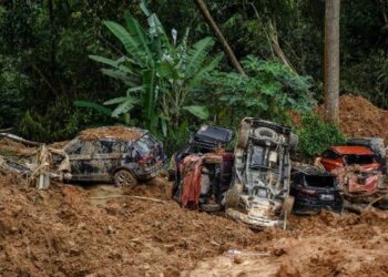 KENDERAAN mangsa kejadian tanah runtuh di tapak perkhemahan FoF di Jalan Batang Kali-Genting Highlands, Hulu Selangor. - FOTO/FARIZ RUSADIO