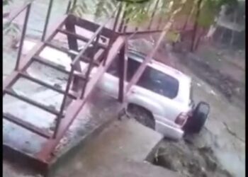 TANGKAP layar video sebuah kenderaan pacuan empat roda dihanyutkan arus deras banjir yang tular di media sosial. - UTUSAN