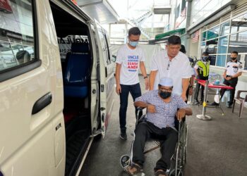 UNCLE Kentang membawa seorang warga emas ke Hospital Serdang selepas mengadu sesak nafas ketika hadir ke pejabat Pertubuhan Amal Uncle Kentang di Bandar Puchong, Selangor.  - UTUSAN/KAMARIAH KHALIDI