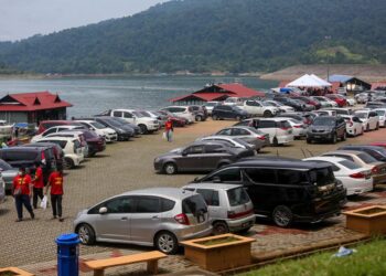 JUMLAH kenderaan yang diparkir di Tasik Kenyir semalam dicatatkan sebanyak 4,500 buah. - PUQTRA HAIRRY ROSLI
