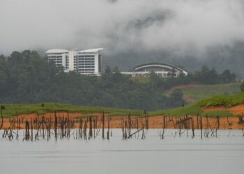 PARAS air di Tasik Kenyir kini surut berikutan proses pelepasan untuk tadahan baharu. - UTUSAN/PUQTRA HAIRRY ROSLI 