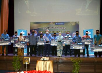 NOH Omar (barisan hadapan, empat dari kiri) bergambar bersama Pengarah JPN Selangor, Anismah M. Noh (barisan hadapan, tiga dari kanan) dan semua pegawai pendidikan daerah pada Majlis Program Prestij Pendidikan 2021 JPN di Shah Alam, Selangor hari ini. - UTUSAN / MOHAMAD NAUFAL MOHAMAD IDRIS