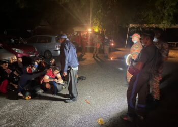 SEMBILAN remaja diselamatkan bomba selepas terperangkap dalam kejadian kepala air di Sungai Kedondong, Kuala Kubu Bharu, Selangor, semalam.