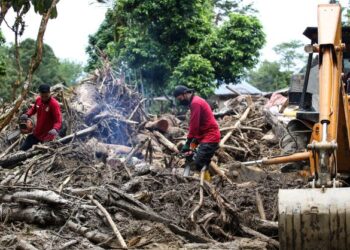 Sukarelawan Jabatan Amal Malaysia PAS membantu membersihkan kawasan chalet Salak Denai semalam yang ditimbuni serpihan kayu dalam tragedi kepala air di Yan, baru-baru ini. – UTUSAN/ SHAHIR NOORDIN