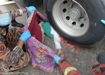 KEADAAN mayat seorang kanak-kanak dilenyek sebuah lori treler ketika dalam perjalanan pulang dari sekolah dekat Jalan Tengah, Kampung Telok Gong, Klang, Selangor.