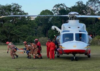 ANGGOTA bomba mengusung Muhammad Nazli Ajis yang keracunan makanan di Gunung Gelemat, Kuala Jengai, Hulu Dungun selepas dibawa turun daripada helikopter untuk dibawa ke Klinik Kesihatan Bandar Al Muktafi Billah, Dungun, petang tadi.  