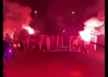 SEKUMPULAN belia berhimpun sambil membakar suar di Parit Raja, Johor, pada penghujung Ramadan,
baru-baru ini. - GAMBAR MEDIA SOSIAL