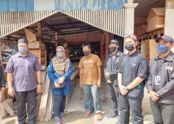 ISHAK Abdullah (tiga dari kiri) semasa menerima kunjungan rombongan konvoi Sinar 2.0 anjuran UiTM Pulau Pinang diketuai Kay Dora Abd. Ghani (dua dari kiri) di Kampung Pokok Jenerih, Tasek Gelugor, Pulau Pinang.