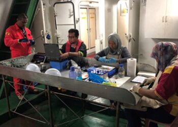 Kakitangan Institut Penyelidikan Perikanan (FRI) perlu menjalankan pemeriksaan untuk menentukan bilangan induk jantan dan induk betina serta tahap kematangan induk kerang yang ditabur di Teluk Lekir, Perak. – UTUSAN/SAFINA RAMLI