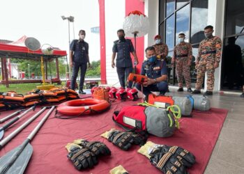 AZMI OSMAN menunjukkan 'throw bag' yang digunakan dalam operasi menyelamat pada sidang akhbar di Ibu Pejabat JBPM Perak di Meru Raya, Ipoh, Perak,hari ini. - UTUSAN/ASLIZA MUSA