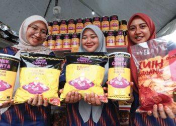 SITI NURZIANA ZAHARIN (kanan) dan pekerjanya menunjukkan kerepek bawang udang geragau dan asli yang mendapat sambutan ramai di gerainya sempena Festival Majestic Johor 2022 di Puteri Harbour, Iskandar Puteri.