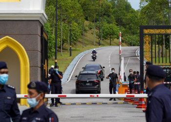 KERETA Jaguar dipercayai membawa Anwar Ibrahim memasuki Istana Negara di Kuala Lumpur hari ini. - UTUSAN/SHIDDIEQIIN ZON