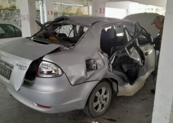SEBUAH kereta Proton Saga rosak teruk akibat tong gas LPG yang diletakkan dalam kereta Proton Saga meletup di Flat Dahlia, Bentong, Pahang, hari ini. - FOTO/IHSAN JBPM PAHANG