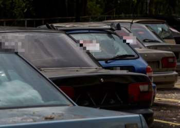 CADANGAN melupuskan kenderaan melebihi 10 tahun perlu diteliti secara holistik dan kajian terperinci.
