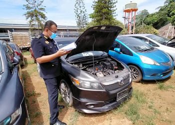 MUHAMMAD Firdaus Shariff memeriksa kenderaan yang akan dilelong kepada orang ramai pada 
2 September ini di Melaka semalam.–  UTUSAN/ RIZANIZAM ABDUL HAMID