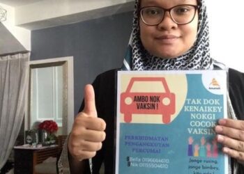 RATNA Salsabella menunjukkan poster perkhidmatan pengangkutan percuma disediakannya ditemui di Kelantan Medical Shoes Jalan Telipot, Kota Bharu. - FOTO/ROSLIZA MOHAMED