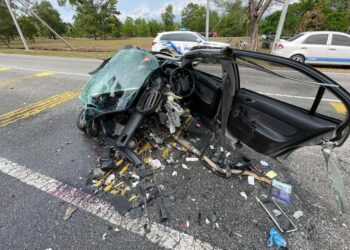KEADAAN kereta Honda Civid yang dipandu Mohammad Syamil Khairul Ihsam terputus dua dalam kemalangan dengan sebuah kereta lain di Kilometer 72, Jalan Kampung Saujana, Setiu, hari ini.  - UTUSAN/TENGKU DANISH BAHRI TENGKU YUSOFF