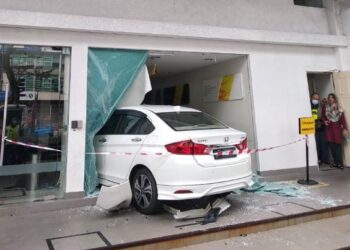 KERETA Honda City dipandu wanita berusia 53 tahun merempuh dinding kaca sebuah bank di Jalan Tun Ismail, Kuantan dalam kejadian 9.15 pagi hari ini. - FOTO/MOHD. SHAHRULANOOR ISHAK