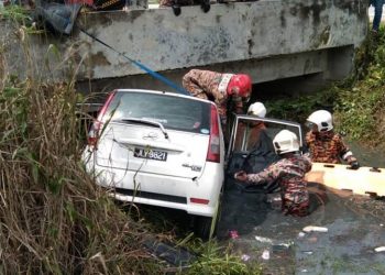 ANGGOTA bomba mengeluarkan mangsa dari kereta yang terbabas ke dalam parit di Kampung Sengkuang, Sri Gading, Batu Pahat, hari ini.