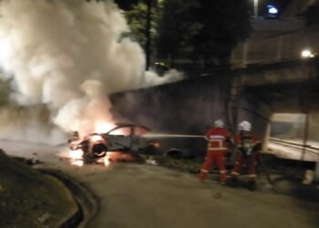 ANGGOTA bomba memadam kebakaran sebuah kereta yang terbabit kemalangan di laluan motosikal Jalan Seputeh, Petaling Jaya, malam tadi.