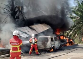 ANGGOTA bomba memadam kebakaran di sebuah bengkel yang memusnahkan lima buah kenderaan di Taman Emas 1, Sri Medan, Batu Pahat, Johor.