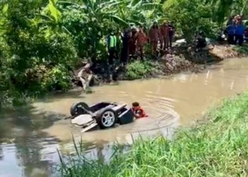 PENDUDUK kampung berusaha membantu mengeluarkan dua mangsa yang terperangkap selepas kereta yang mereka naiki jatuh ke dalam air ketika melarikan diri dari sekatan jalan raya di Kampung Ujong Batu, Utan Aji, Kangar, Perlis hari ini.