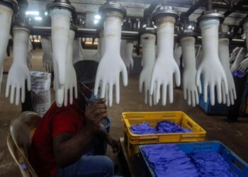 Pelaksanaan gaji minimum dalam sektor swasta dapat membantu mengurangkan beban kewangan golongan pekerja di negara ini. – GAMBAR HIASAN