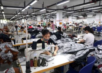 Sebanyak 657,900 daripada 14.9 juta pekerja swasta bakal menikmati kenaikan gaji berikutan pelaksanaan gaji minimum baharu iaitu RM1,700 bermula 1 Februari ini.
