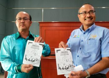 NGWE Hee Sem (kiri) bersama Pengarah Perkeso Melaka, Abd. Razak Omar menunjukkan risalah Karnival Kerjaya Jamin Kerja Keluarga Malaysia 2022 Melaka Careertrans selepas sidang akhbar di MITC, Ayer Keroh, Melaka. - UTUSAN/DIYANATUL ATIQAH ZAKARYA
