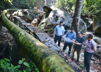 CHOO Ken Hwa (kiri) bersama Mohd. Yazid (dua dari kanan) dan Pengarah Jabatan Perhutanan Negeri Sembilan, Saleh Awaludin (dua dari kiri) meninjau keadaan kekeruhan air sungai dan kesan runtuhan tanah di Gunung Berembun, Seremban, Negeri Sembilan.-UTUSAN/MOHD. SHAHJEHAN MAAAMIN