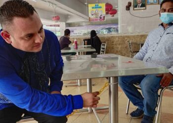 Pengarah Restoran Pelita Samudra Pertama, AZEEM Qusairy Bardril (kiri) menunjukkan rantai yang mengikat kerusi pada kaki meja di Restoran Pelita Samudra Pertama cawangan Auto City, Bukit Mertajam, Pulau Pinang semalam.