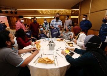 DR. SAHRUDDIN Jamal (berdiri, tengah) bersama Ir. Md. Nasir Hashim (berdiri, kiri) beramah mesra dengan pengamal media Johor dalam Majlis Berbuka Puasa Badan Pimpinan Bersatu Negeri Johor di Johor Bahru, semalam.  -UTUSAN/BAAZLAN IBRAHIM