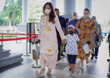 Nooryana Najwa Najib  bersama anaknya, Adam Razak hadir di Kompleks Mahkamah Kuala Lumpur, semalam bagi mengikuti kes perbicaraan bapanya. - UTUSAN/FARIZ RUSADIO