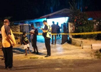 ANGGOTA polis menjalankan pemeriksaan di lokasi kes penemuan mayat seorang wanita di dalam rumah di Kampung Tersusun, Jalan Tali Air, Simpang Lima di Bagan Serai semalam. - UTUSAN/WAT KAMAL ABAS