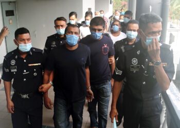 EMPAT tertuduh diiringi anggota polis selepas dijatuhkan hukuman gantung oleh Mahkamah Tinggi setelah didapati bersalah membunuh rakan mereka tujuh tahun lalu di Kompleks Mahkamah di Ayer Keroh, Melaka. -UTUSAN/ RASUL AZLI SAMAD