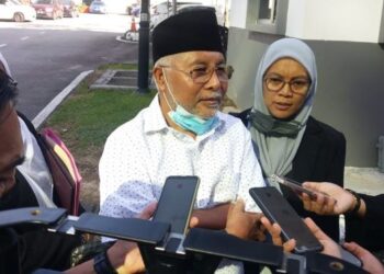 MOHAMAD Khir Toyo ditemui pemberita selepas menghadiri prosiding penceraian dengan isterinya Zaharah Kechik di Mahkamah Rendah Syariah dekat Bangunan Mahkamah Syariah Sultan Idris Shah di Shah Alam, Selangor, hari ini. - FOTO/ISKANDAR SHAH MOHAMED