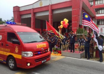 HASSAN As'ari Omar (tiga, kanan) melakukan gimik pelancaran Op Raya Peringkat Negeri Terengganu di Kuala Terengganu, hari ini. - UTUSAN/TENGKU DANISH BAHRI TENGKU YUSOFF: