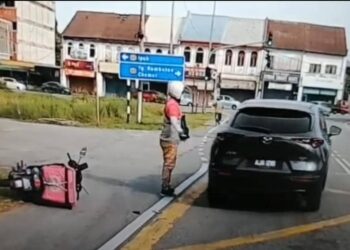 KEJADIAN seorang penghantar makanan dilanggar sebuah kereta di Jalan Ampang-Tambun, Ipoh semalam. - UTUSAN/MEDIA SOSIAL