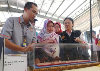 KASEMANI Embong (tengah) melawat gerai pameran sempena Sambutan Hari Malaria Sedunia Peringkat Negeri Terengganu di Tasik Kenyir, Hulu Terengganu, hari ini. - UTUSAN/NOOR HAYATI MAMAT