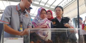 KASEMANI Embong (tengah) melawat gerai pameran sempena Sambutan Hari Malaria Sedunia Peringkat Negeri Terengganu di Tasik Kenyir, Hulu Terengganu, hari ini. - UTUSAN/NOOR HAYATI MAMAT