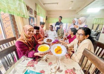 M. Vanitamani (kanan) tidak pernah melepaskan peluang meraikan Aidilfitri bersama salah seorang anak, menantu dan cucunya meskipun berlainan agama di Taman Kangar, Perlis.- UTUSAN/NUR NAZLINA NADZARI