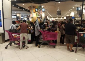 Kesesakan berlaku di kaunter pembayaran di sebuah pasar raya di Selangor semalam berikutan kehadiran pengunjung yang membuat pembelian panik menjelang pelaksanaan PKPD di negeri itu. - UTUSAN/ MOHAMAD NAUFAL MOHAMAD IDRIS
